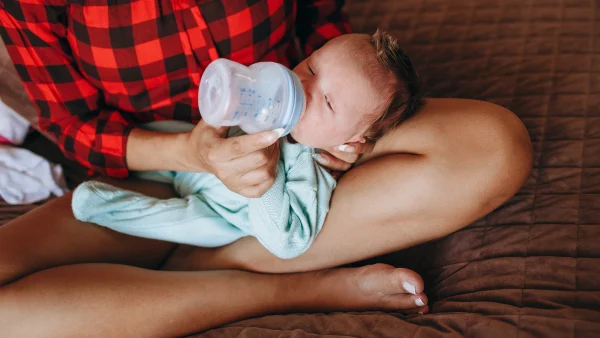 Moedermelk als wondermiddel voor je huid? 'Het zit vol vetten, eiwitten en enzymen'