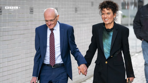 Jinek over charlatan Rian van Rijbroek: ‘Ze deed zich jaren voor als cyberexpert, maar ze is een pannenkoek’