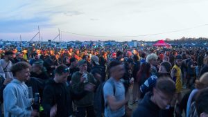 Thumbnail voor Mon dieu: illegaal technofestival in Frans dorp trekt dertigduizend feestgangers