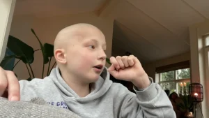 Thumbnail voor Quinten is blij dat zijn haar aangroeit in 'Niet Klein Te Krijgen', maar dan keert de leukemie terug: 'Weer kaal'