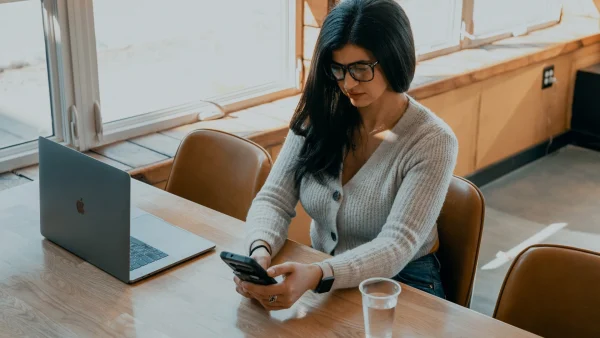 Aagje krijgt na mislukte date Tikkie voor haar wijn én voor zijn eten: 'Hij noemde me een golddigger toen ik weigerde'