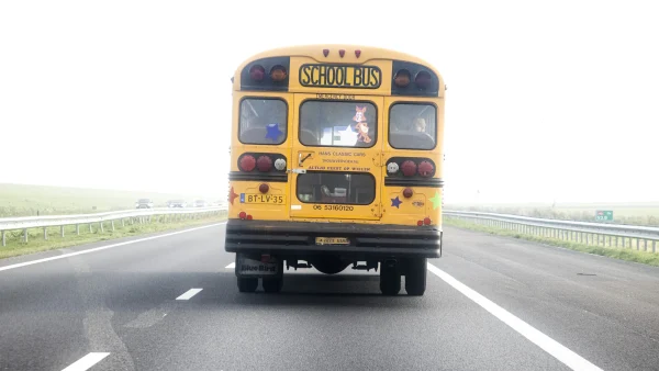 schoolreis meisje vergeten bus
