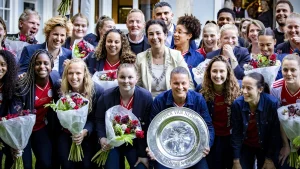 Thumbnail voor Deze vrouwen zijn kampioen, maar krijgen geen huldiging: 'Krankzinnig, Ajax staat toch voor trots?'