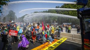 Thumbnail voor ME zet waterkanon in bij demonstratie Extinction Rebellion, Carice van Houten aangehouden