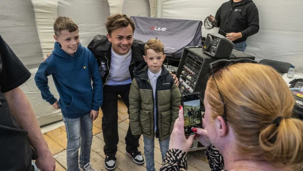 Noah (8) krijgt blik bier tegen hoofd tijdens concert van Flemming, en dat pikt de zanger niet