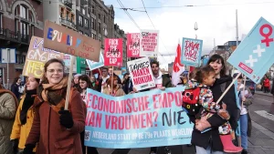 Weinig Nederlanders zien genderongelijkheid als serieus probleem: 'Een vrouw op haar billen tikken is niet onschuldig'