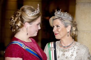 Thumbnail voor Trotse mama: Amalia aan arm van Máxima bij koninklijk huwelijksfeest in Jordanië