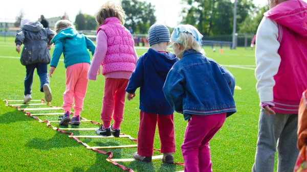 Organisaties roepen op tot afschaffen vrijwillige ouderbijdrage