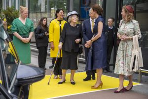 Prinses Beatrix loopt met wandelstok
