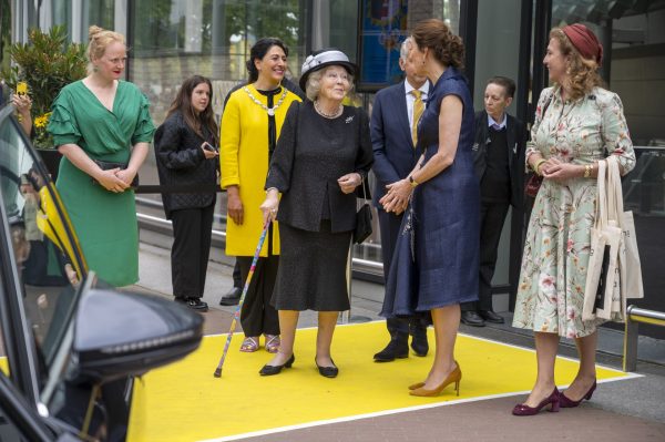 Prinses Beatrix loopt met wandelstok