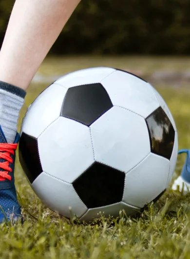 Voetbalfan (8) aangevallen en shirt verbrand