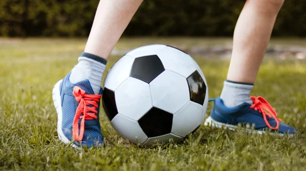 Voetbalfan (8) aangevallen en shirt verbrand