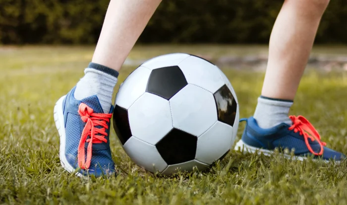 Voetbalfan (8) aangevallen en shirt verbrand
