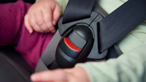 Thumbnail voor Moeder laat baby achter in auto tijdens werk, kindje uren later dood aangetroffen