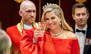 Thumbnail voor Máxima(le) selflove: koningin showt Dior tas én sieraden met haar naam erop