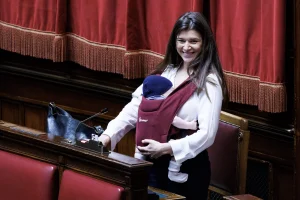Thumbnail voor Historisch moment: Italiaanse politica geeft borstvoeding in het parlement