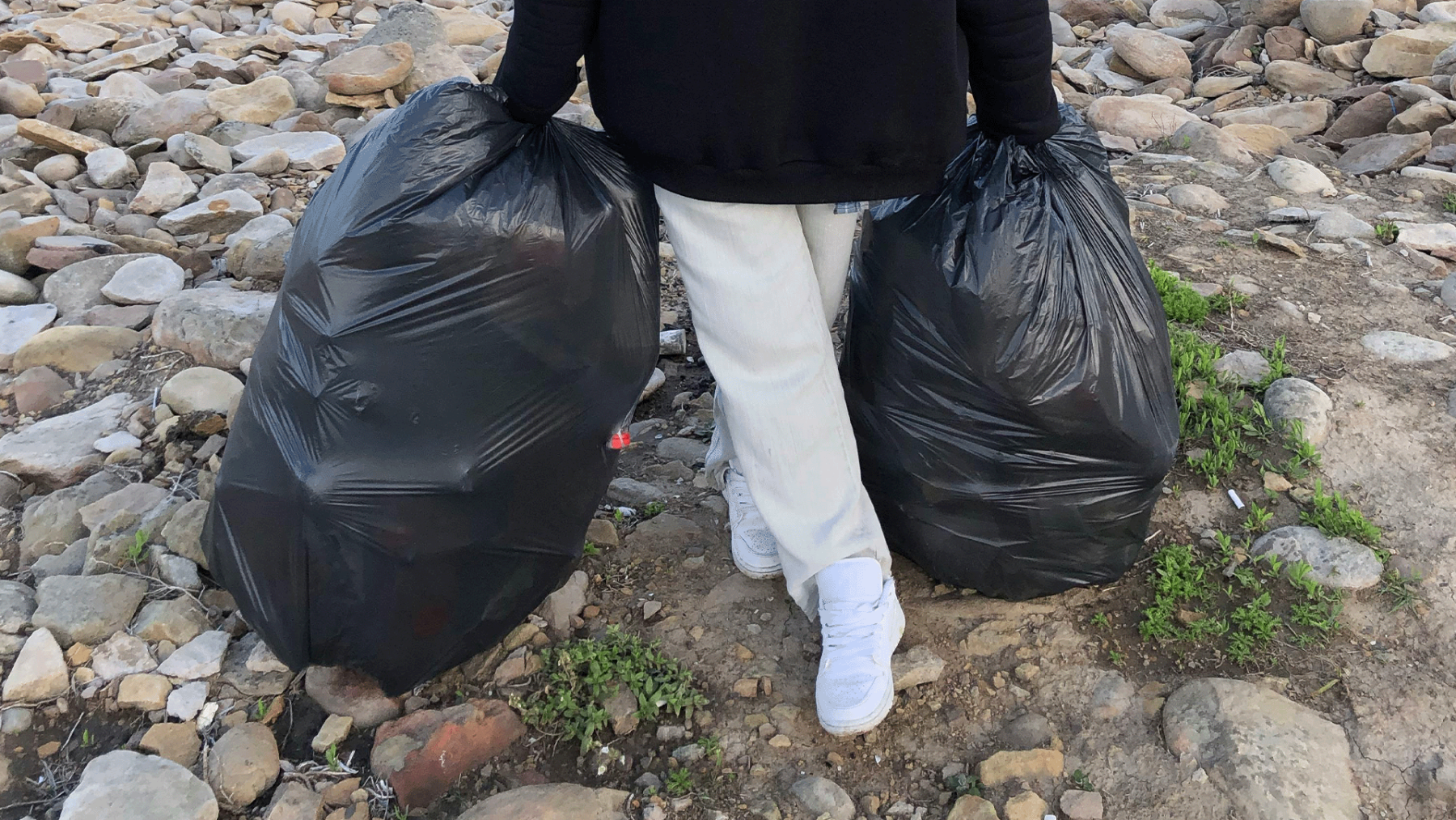Het vuilnis in Yente's (21) huis werd een hele zomer niet opgeruimd: 'Er zaten maden in de bank'