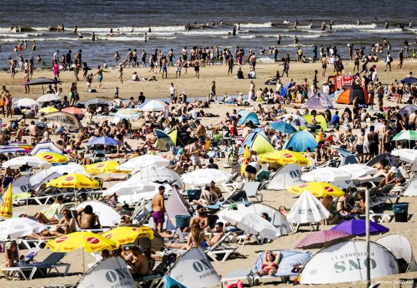 Nederlanders zoeken verkoeling op stranden en recreatieplassen