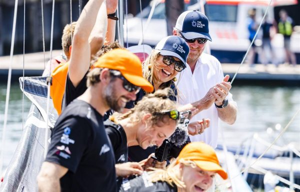 Koningspaar ziet deelnemers The Ocean Race finishen in Scheveningen