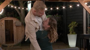 Thumbnail voor In 'LLDL' blijkt Romy een stuk sterker dan Luuk denkt: 'Til mij op en geef me een compliment'