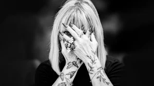 Afbeelding van Sophie alias Tinderella, een blonde vrouw met tattoos