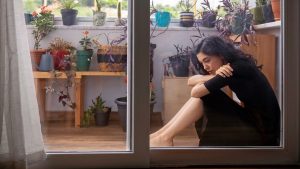 Thumbnail voor Moeder sluit zich per ongeluk buiten op balkon, baby ligt nog binnen