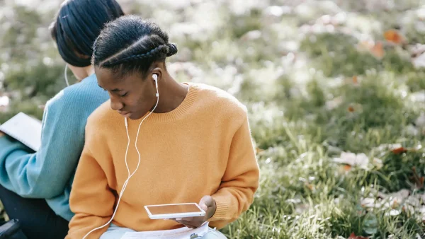 Luistertip: de leukste podcasts om deze zomer van te genieten