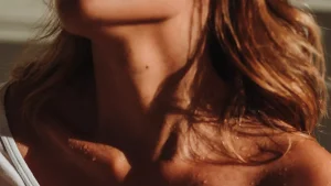 Thumbnail voor Tatiana's (21) date knabbelde aan haar nek, tot bloedens toe: 'Is hij een vampier?'