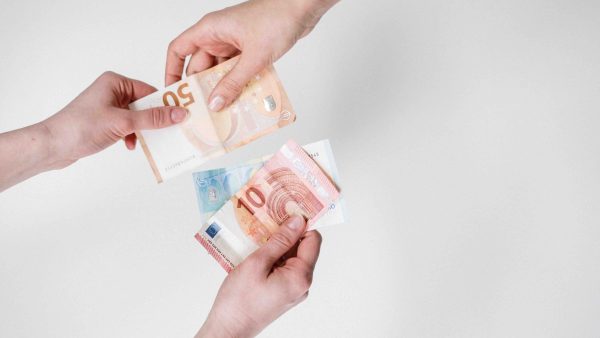 Nederlandse toerist denkt dat transactie van 1000 euro is mislukt en gaat weg zonder geld
