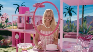 Thumbnail voor Actrice Margot Robbie geeft rondleiding op de set van de film 'Barbie'