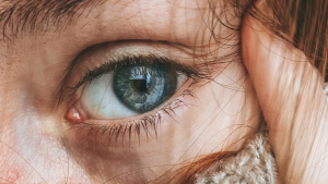 Thumbnail voor Kan een lens achter je oog schieten? (En meer prangende vragen over lenzen beantwoord)