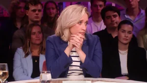 Thumbnail voor Eva Jinek schiet vol in talkshow na horen van pleegzorgverhalen: 'Omdat ik zelf een baby heb'