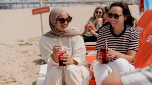 Thumbnail voor Bij deze strandtent in Scheveningen kun je de hele dag loungen op een ligbed voor 10 cent