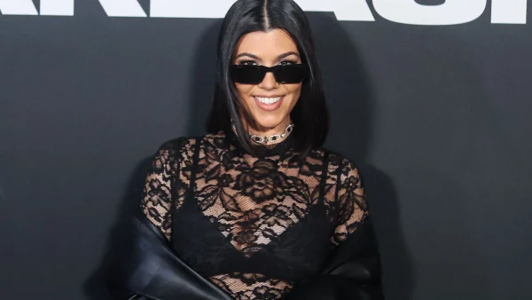 Kourtney Kardashian showt trots voor het eerst haar babybuik