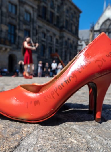 43 rode hakken op de Dam voor slachtoffers van femicide: 'Niks crime passionnel, maar moord'