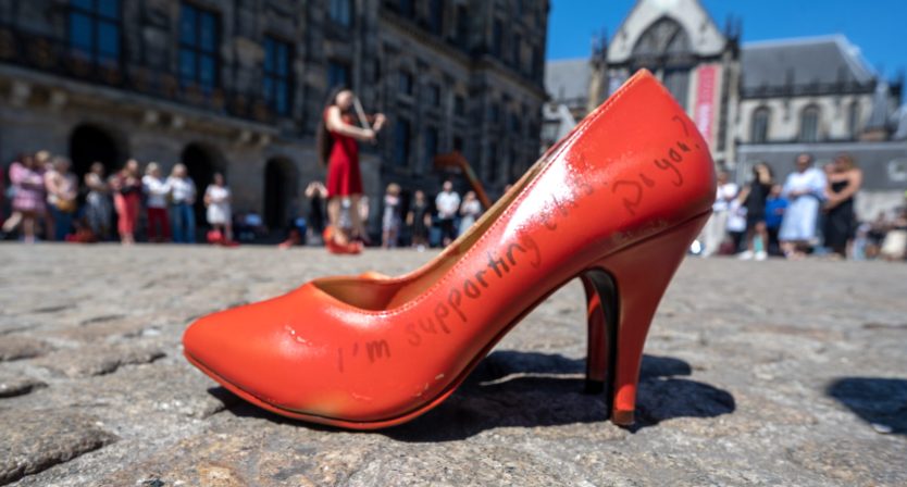 43 rode hakken op de Dam voor slachtoffers van femicide: 'Niks crime passionnel, maar moord'