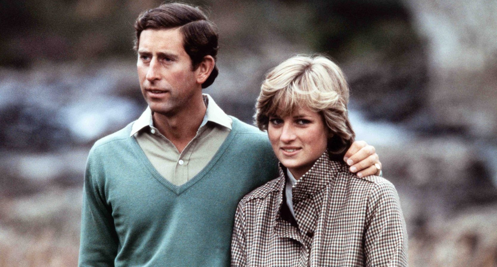 Sotheby's veilt beroemde trui van prinses Diana met witte schapen en zwart schaap