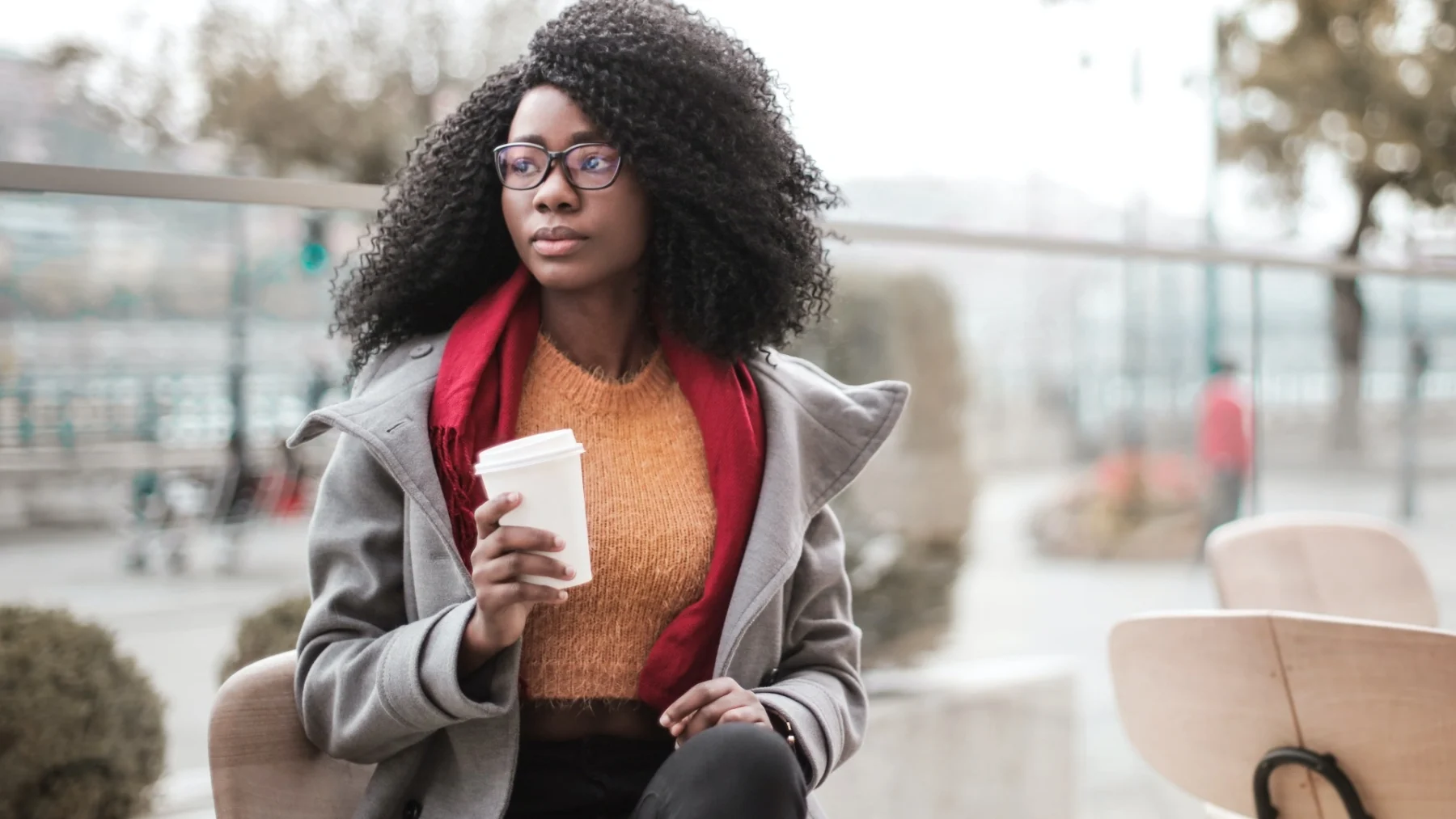 Géén gratis wegwerpbekers meer en hogere prijzen bij de pomp: dit verandert er per 1 juli