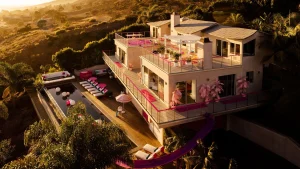 Thumbnail voor In a Barbie World: het huis van Barbie staat op AirBnB én je kunt er gratis slapen