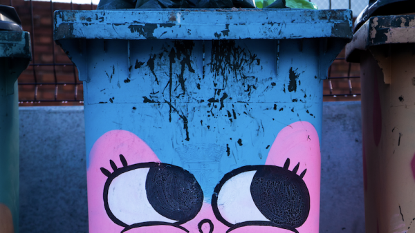 roze vuilcontainer