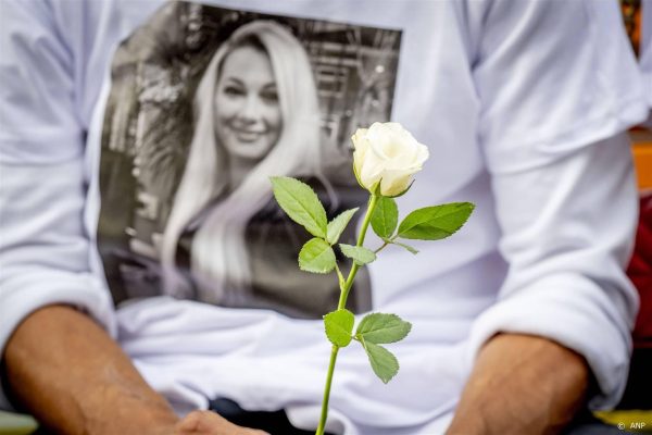 100 mensen lopen stille tocht voor doodgestoken AH-medewerkster