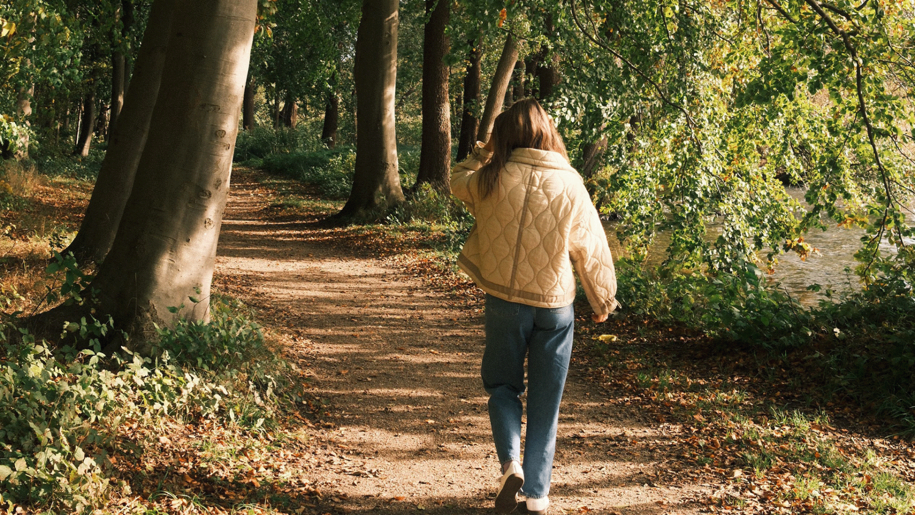 Meisje wandeling door bos