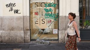 Thumbnail voor Oma doodgeschoten Franse tiener roept na rellen op tot kalmte: 'Stop met alles kapot te maken'