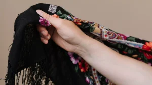 Annika sloopte met papiersnijder kleding van juf: Zo doormidden