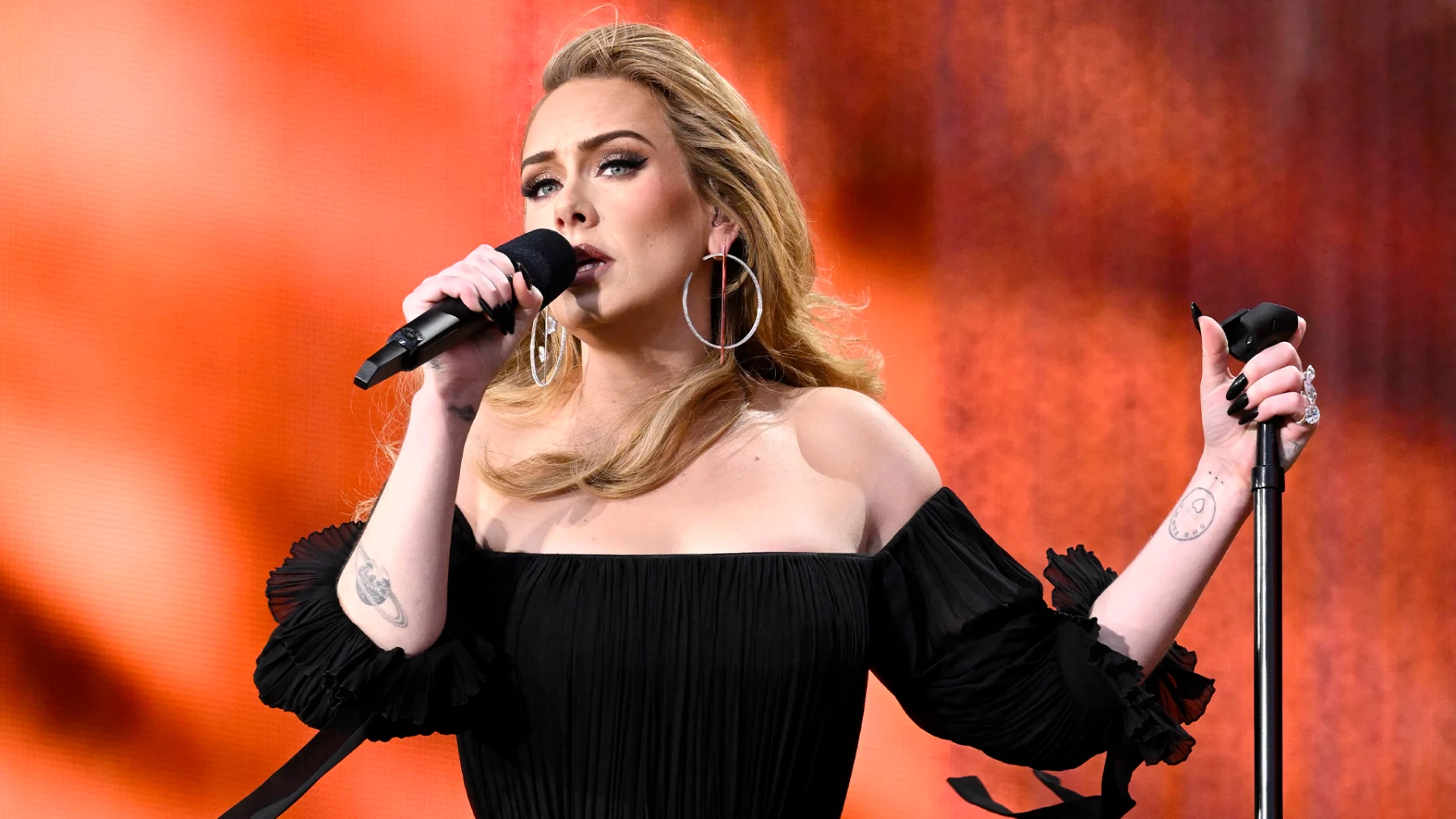 Adele waarschuwt fans in Las Vegas: 'Ik vermoord je als je iets gooit'