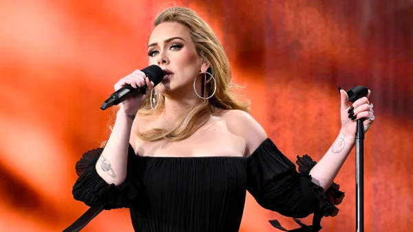 Adele waarschuwt fans in Las Vegas: 'Ik vermoord je als je iets gooit'