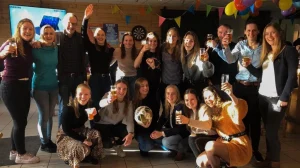 Thumbnail voor Marit en haar voetbalteam herdenken coach Ad: 'Hij leerde ons voor elkaar te vechten'