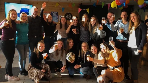 Marit en haar voetbalteam herdenken coach Ad: 'Hij leerde ons voor elkaar te vechten'
