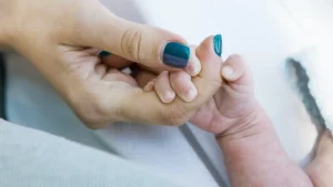 Thumbnail voor Bijzondere bevalling: baby geboren in hogesnelheidstrein, verloskundige helpt via videobellen