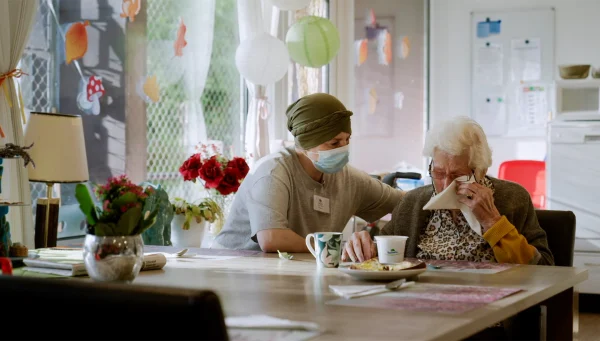 Iman (43) gaat voor droom in de ouderenzorg in docu 'Extra handen': 'Ik wil dat beetje extra geven'